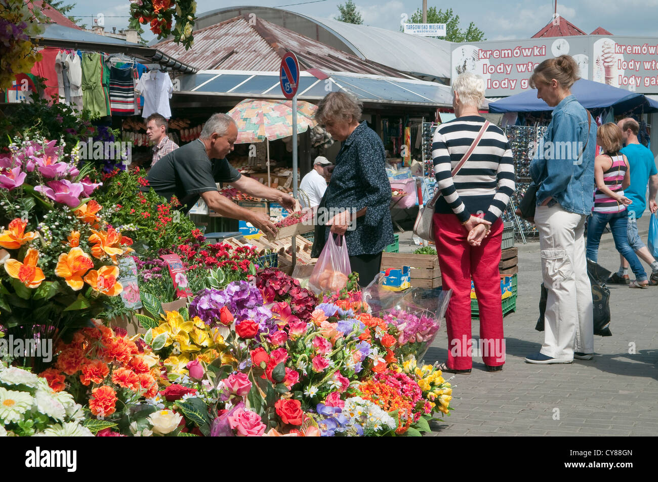 Menschen kaufen Gemüse auf lokalen Farmers Market in Wadowice, Polen. Stockfoto