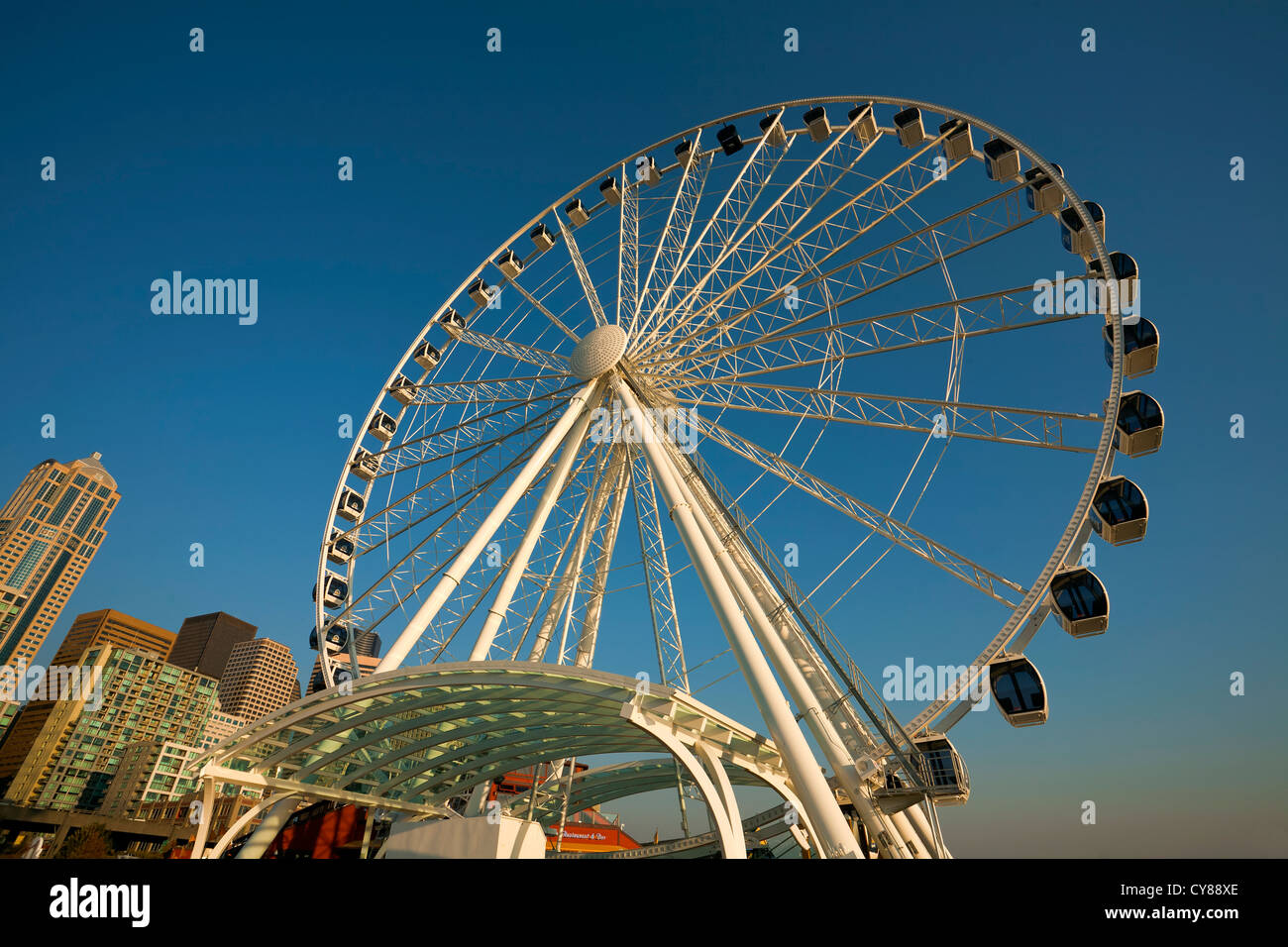 WA07708-00... WASHINGTON - Das große Rad entlang der Waterfront Seattle auf Elliot Bay. Stockfoto