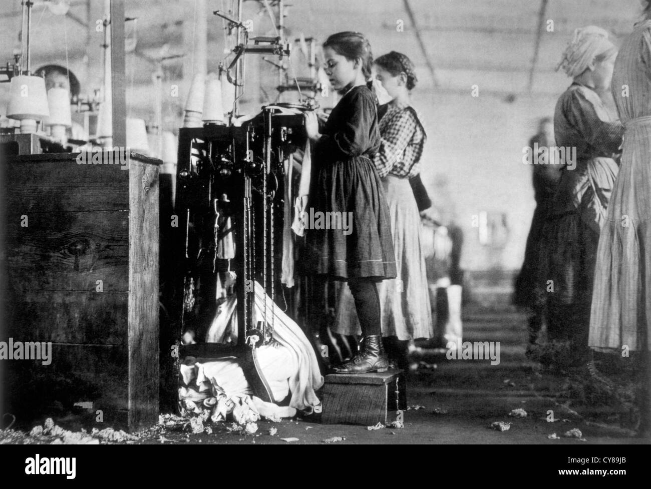 Junge Mädchen im südlichen Strumpfwaren Mühle, USA, um 1910 Stockfoto