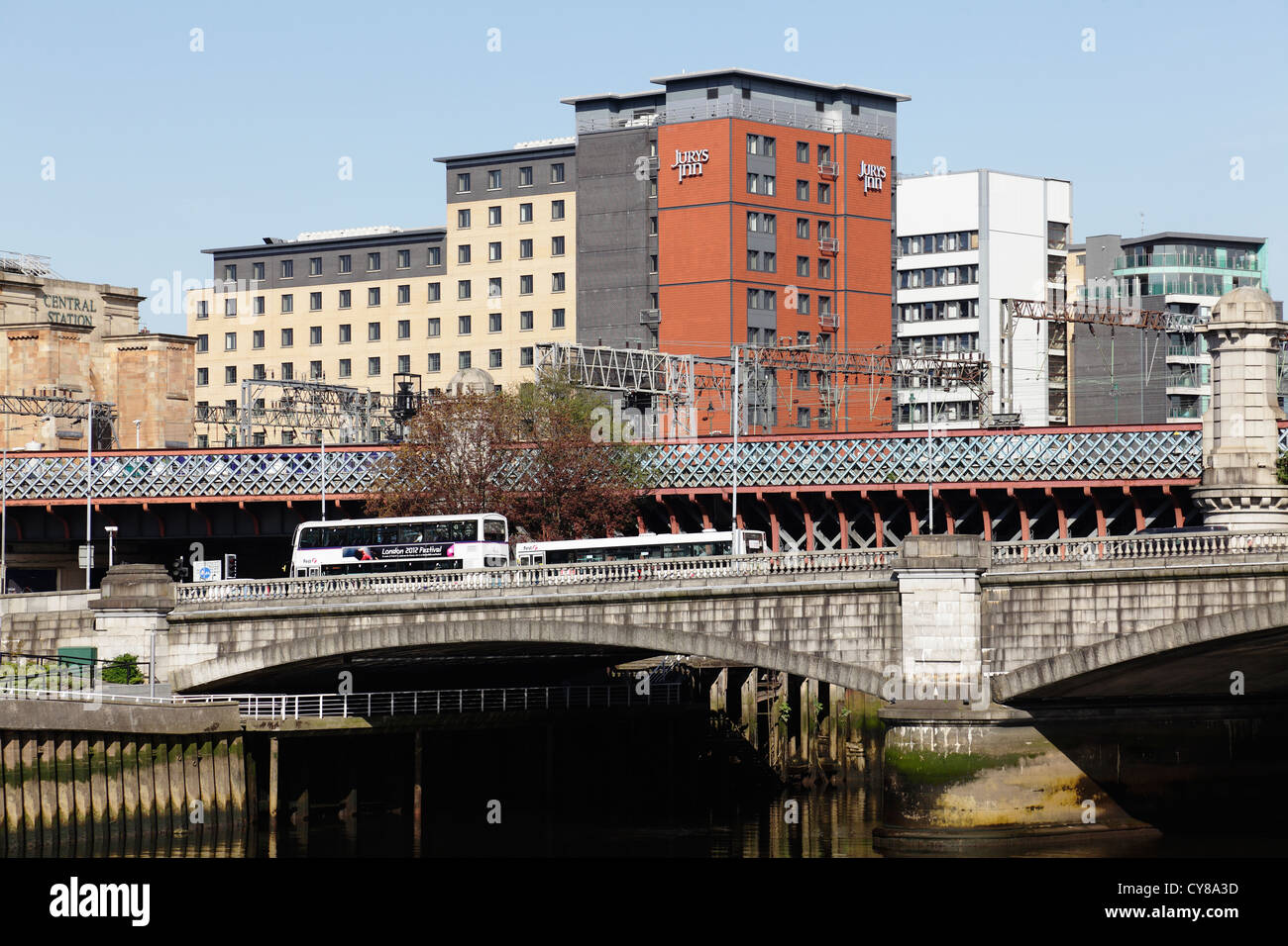 Blick nach Osten zur George V Brücke über den Fluss Clyde und Central Station Eisenbahnbrücke und Jurys Inn dahinter, Commerce Street, Glasgow, Schottland Stockfoto