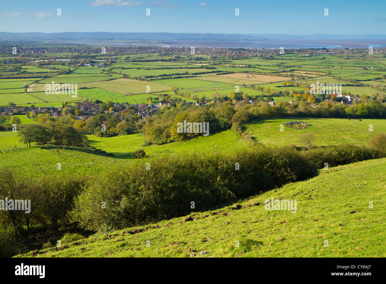 Blick von Brent Knoll Somerset gegenüber den Quantock Hills und Bristol Channel. Der Hügel kann für Meilen gesehen werden. Stockfoto