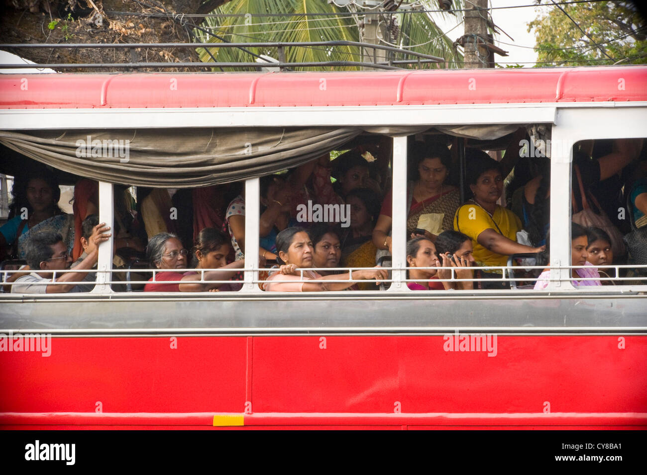 Horizontale Ansicht eines belebten lokalen Busses mit Passagieren vollgestopft während der Hauptverkehrszeit. Stockfoto