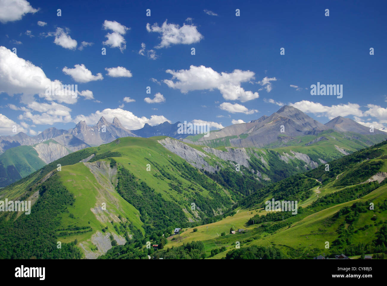 Blick über den französischen Alpen im Sommer mit den drei Zinnen der Aiguilles d'Arves in der Ferne, in der Nähe von St. Sorlin d'Arves. Stockfoto