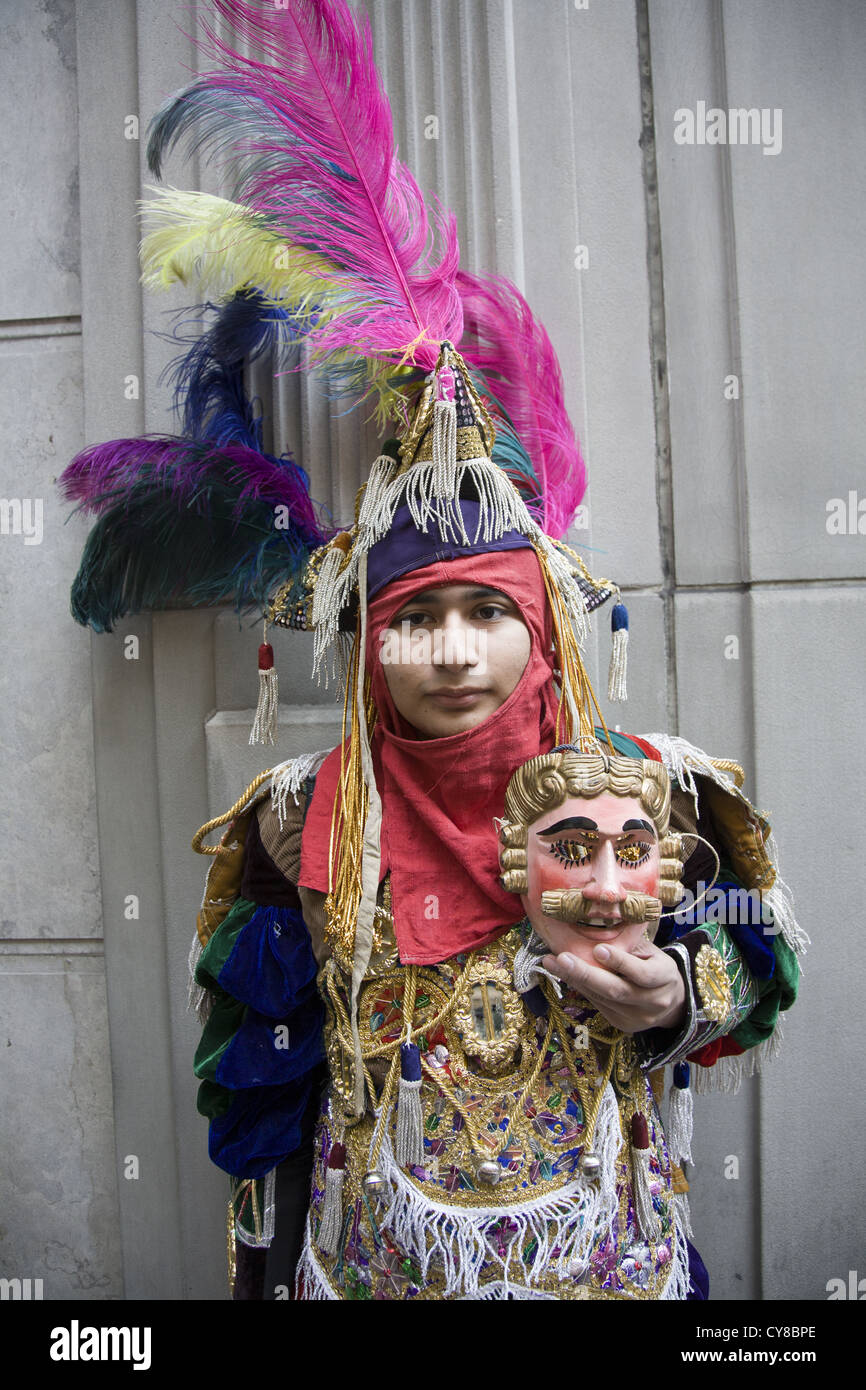 Hispanische Day Parade in New York City. Mann mit Maske und Kostüm, Mexiko darstellt. Stockfoto