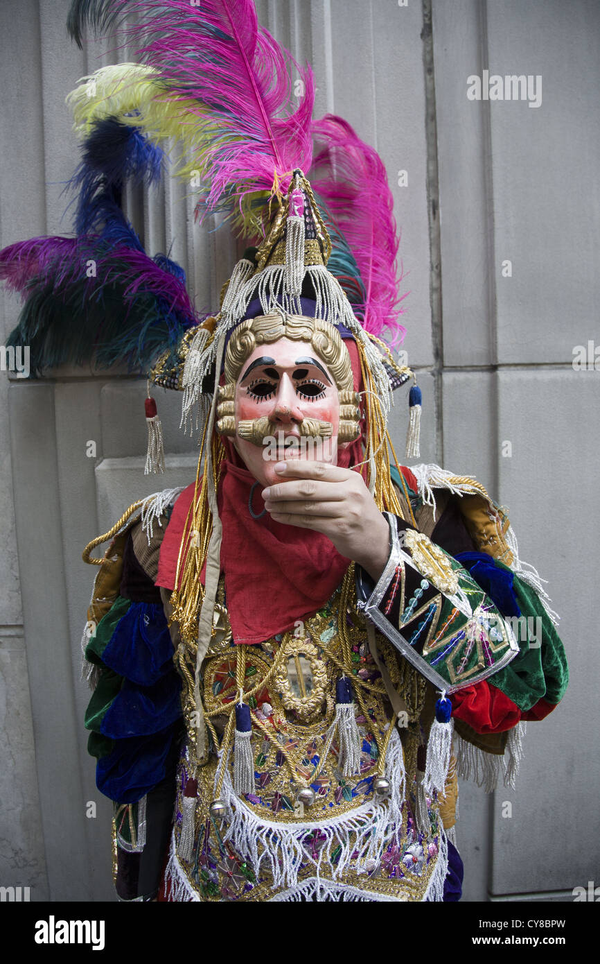 Hispanische Day Parade in New York City. Mann mit Maske und Kostüm, Mexiko darstellt. Stockfoto
