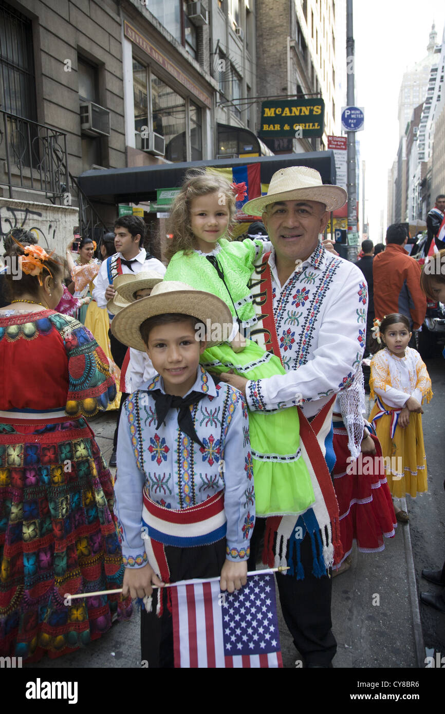Hispanische Day Parade in New York City. Guatemaltekische Amerikaner Großvater & Enkel zusammen bei der Parade. Stockfoto