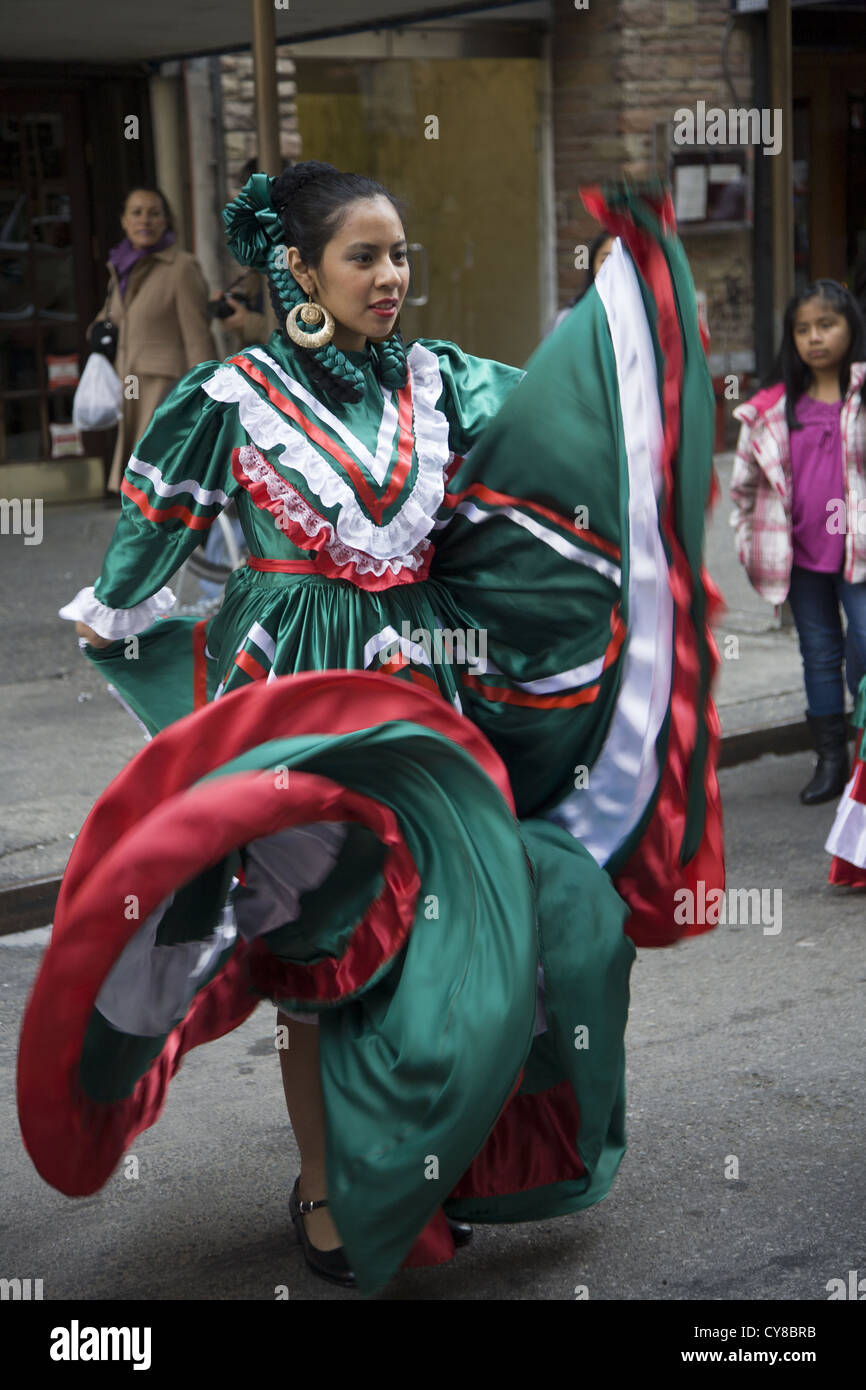 Hispanische Day Parade in New York City. Mexikanische Tänzer bereit, März oben 5th Avenue Stockfoto