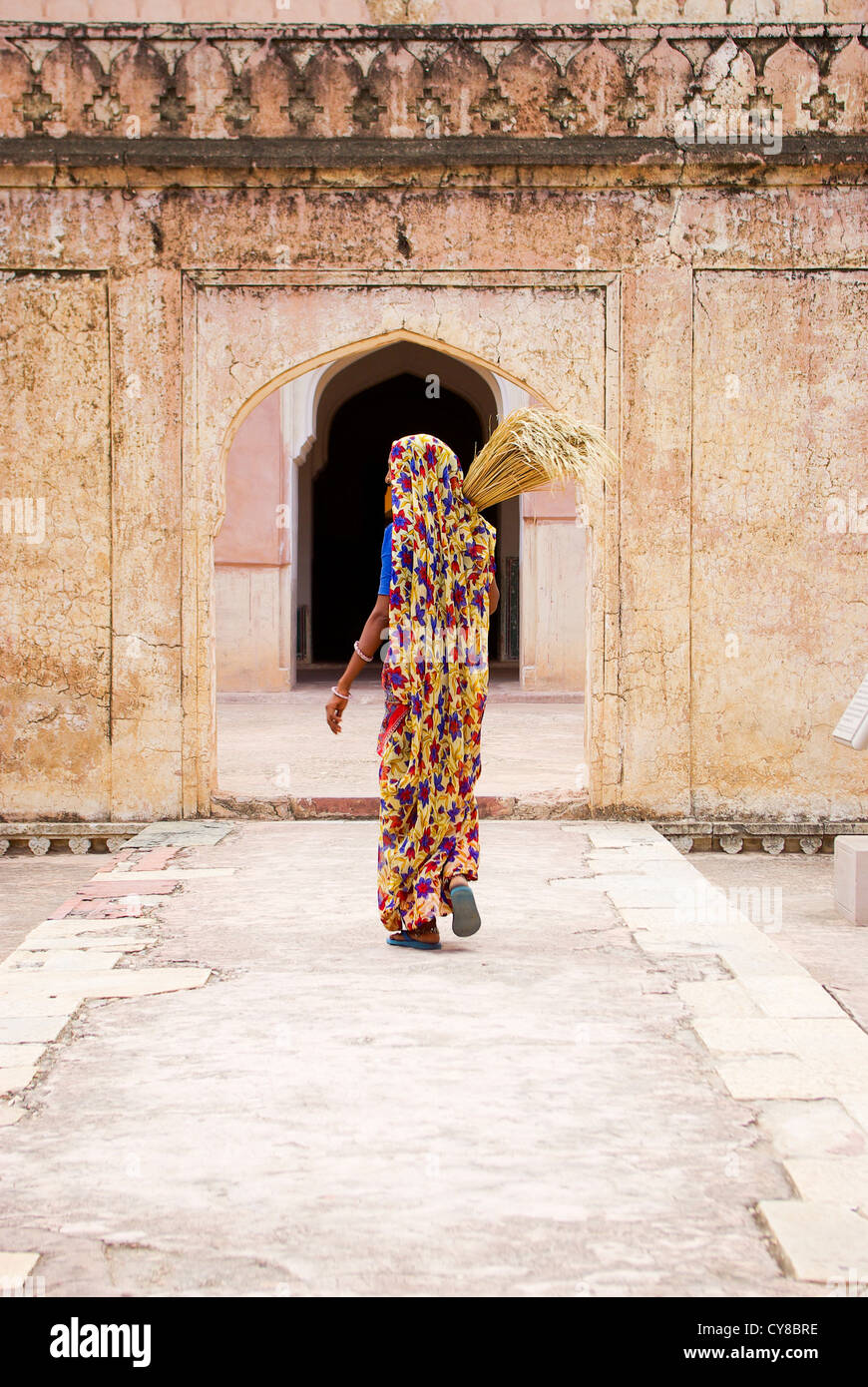 Lokale Frau tragen helle Kleidung am Palast Mann Singh ich in Amer / Amber Fort in Jaipur, Rajasthan, Indien Stockfoto