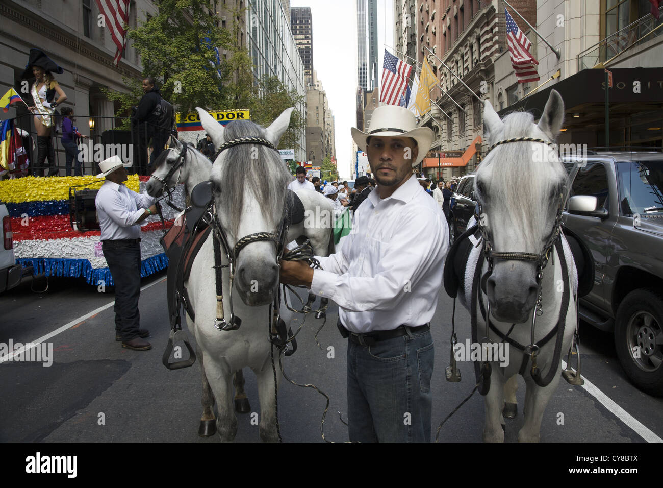 Hispanische Day Parade in New York City. Mann mit dem wertvollen kolumbianischen Paso Fino oder kolumbianische Criollo Pferd bei der Parade. Stockfoto