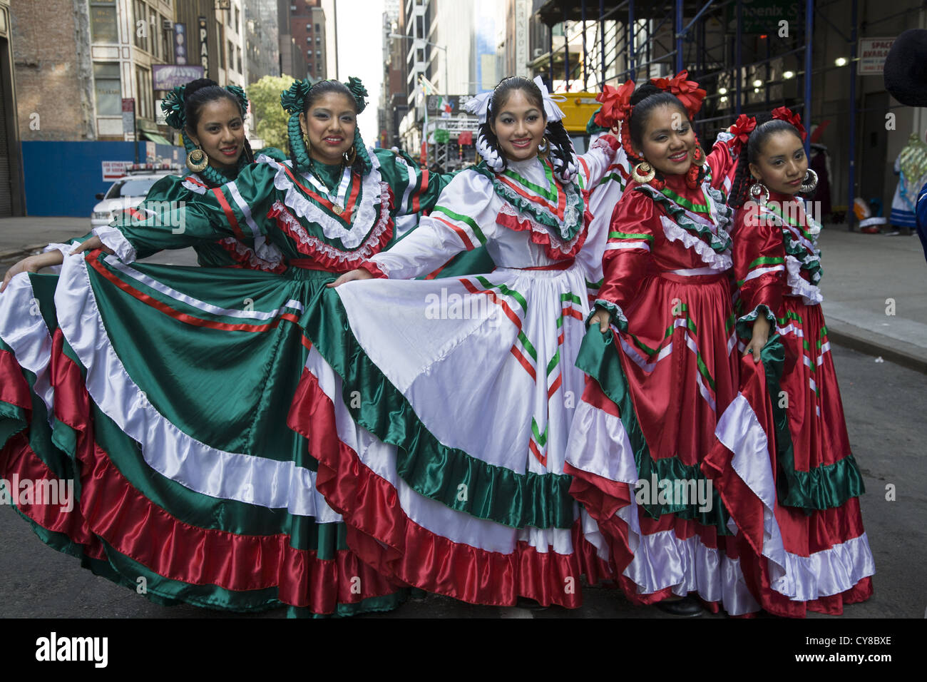 Hispanische Day Parade in New York City. Mexikanische Tänzer bereit, März oben 5th Avenue Stockfoto