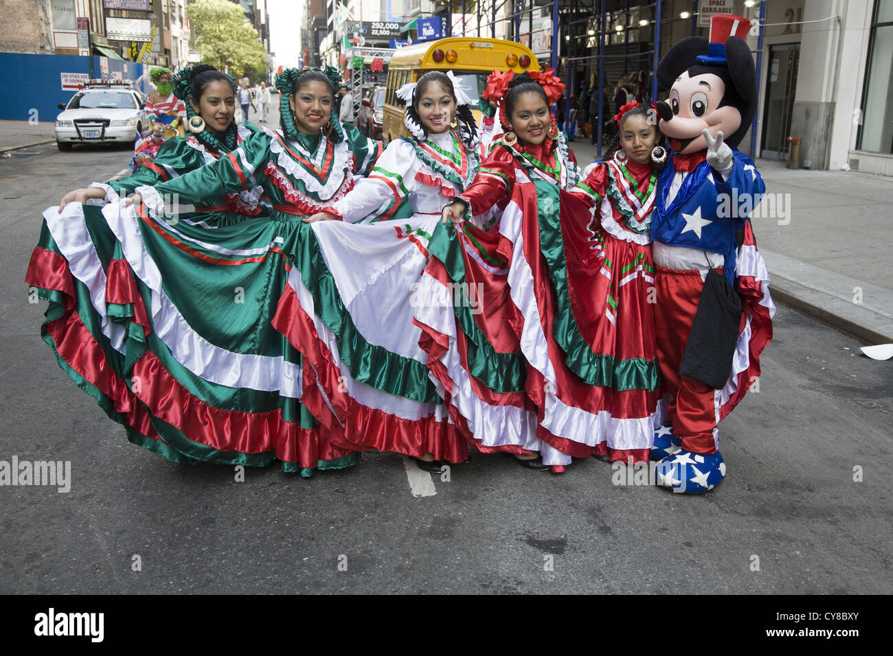 Hispanische Day Parade in New York City. Mexikanische Tänzer bereit, März oben 5th Avenue Stockfoto