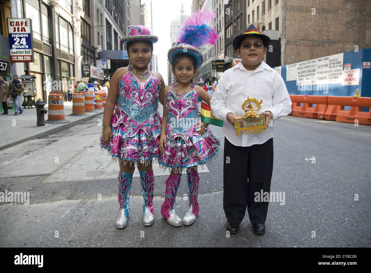 Hispanische Day Parade in New York City. Kinder stolz Bolivien bei der Parade vertreten. Stockfoto