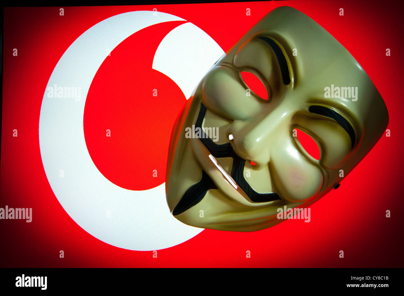 Vodafone Logo auf dem Bildschirm mit Guy Fawkes Vendetta V Anonymous Maske Stockfoto