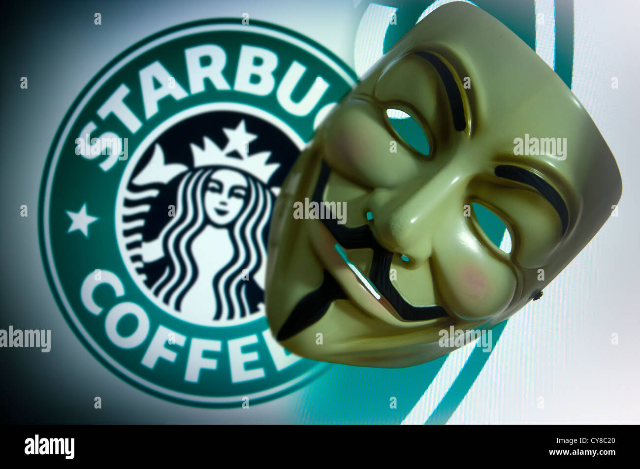 Starbucks-Logo auf dem Bildschirm mit Guy Fawkes Vendetta V Anonymous Maske Stockfoto