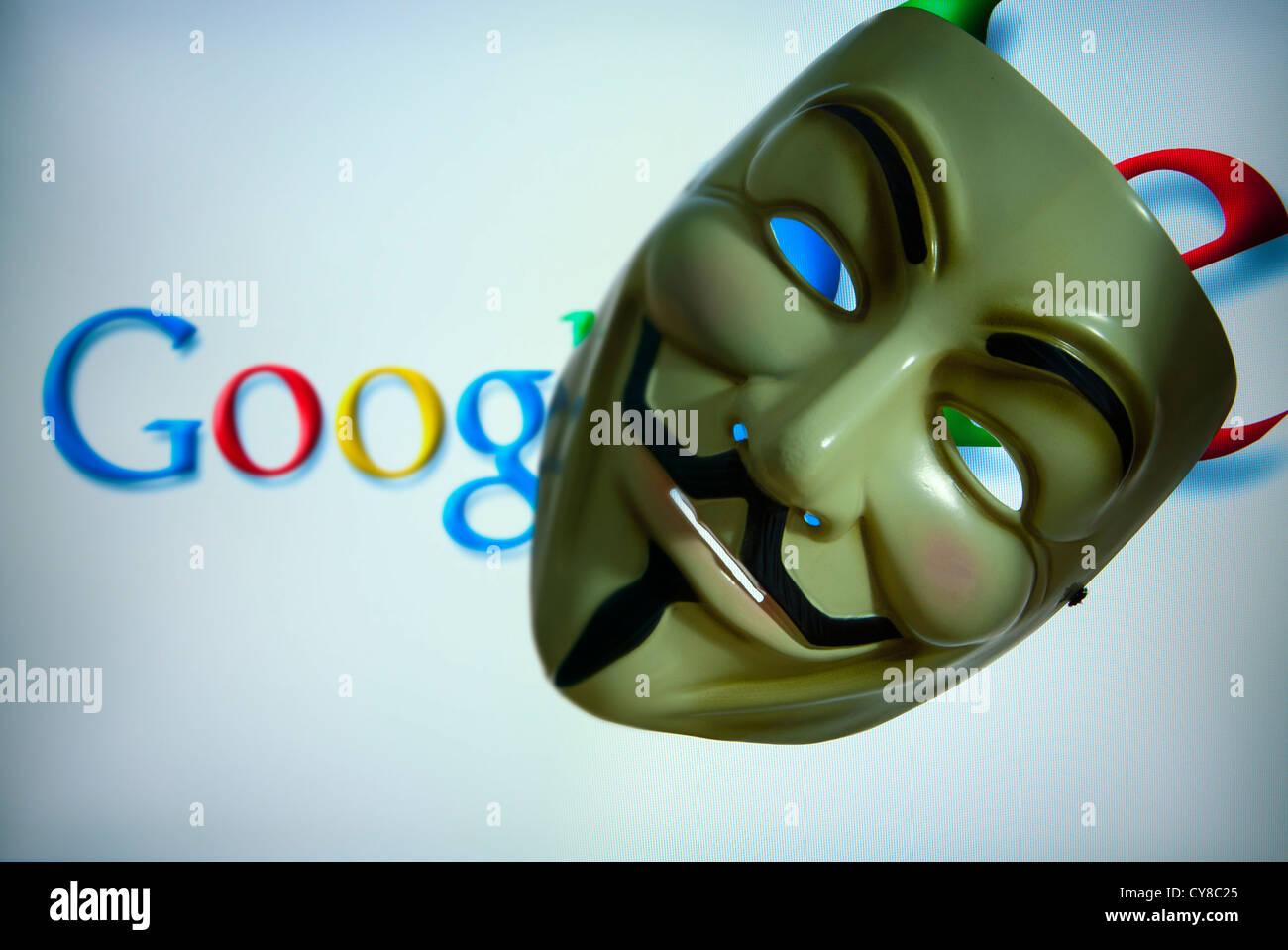 Google-Logo auf dem Bildschirm mit Guy Fawkes Vendetta V Anonymous Maske Stockfoto