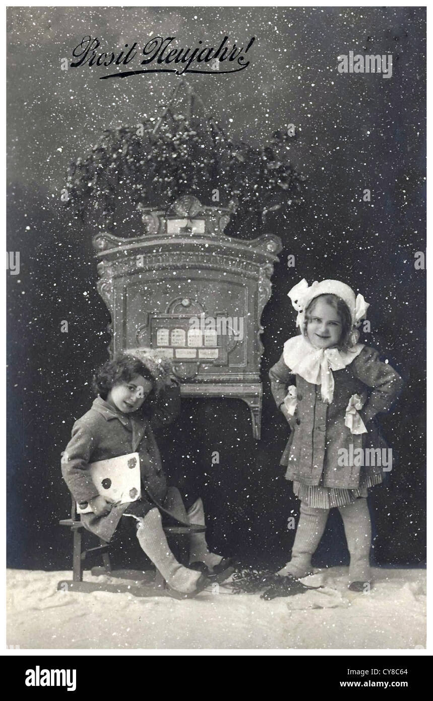 Kinder Schnee vor dem Briefkasten Stockfoto