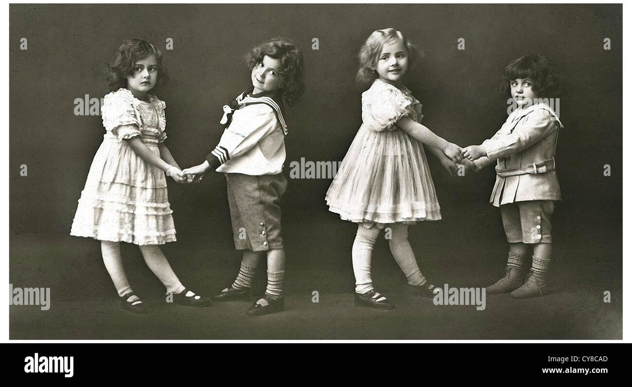 Kinder an den jeweils anderen Händen halten Stockfoto