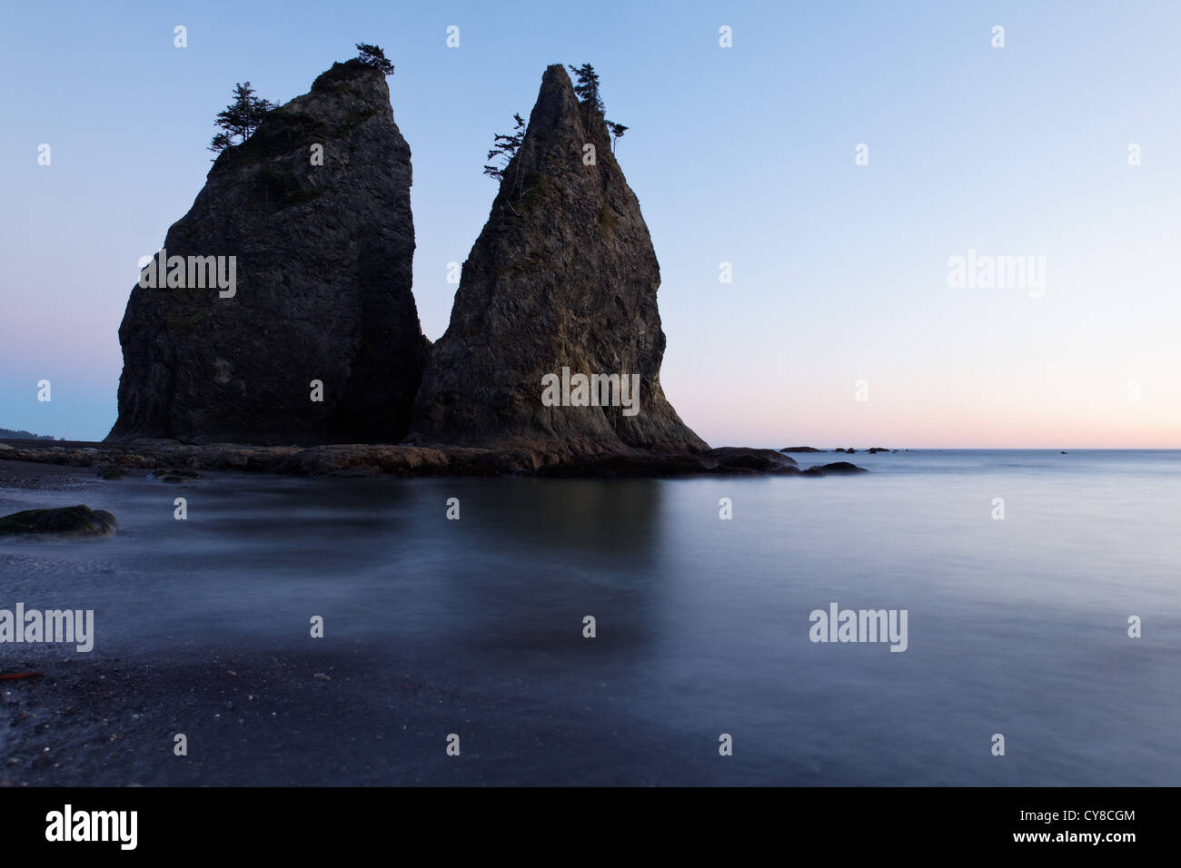 Meer-Stack in der Abenddämmerung, Rialto Strand, Olympic Nationalpark, Washington State, USA Stockfoto