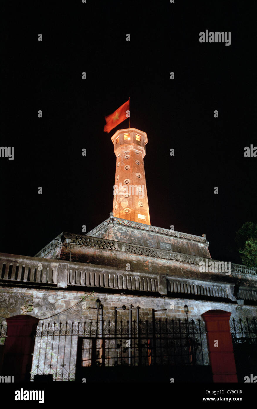 Vietnam Militärhistorisches Museum in Hanoi in Vietnam in Fernost Südostasien. Nacht Tower Architektur Historische Wanderlust Travel Stockfoto