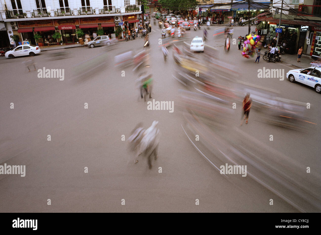 Der Verkehr in der Altstadt von Hanoi in Vietnam in Fernost Südostasien. Rush Geschwindigkeit Inspiration Aufregung Street Scene Verkehrsmittel Stockfoto