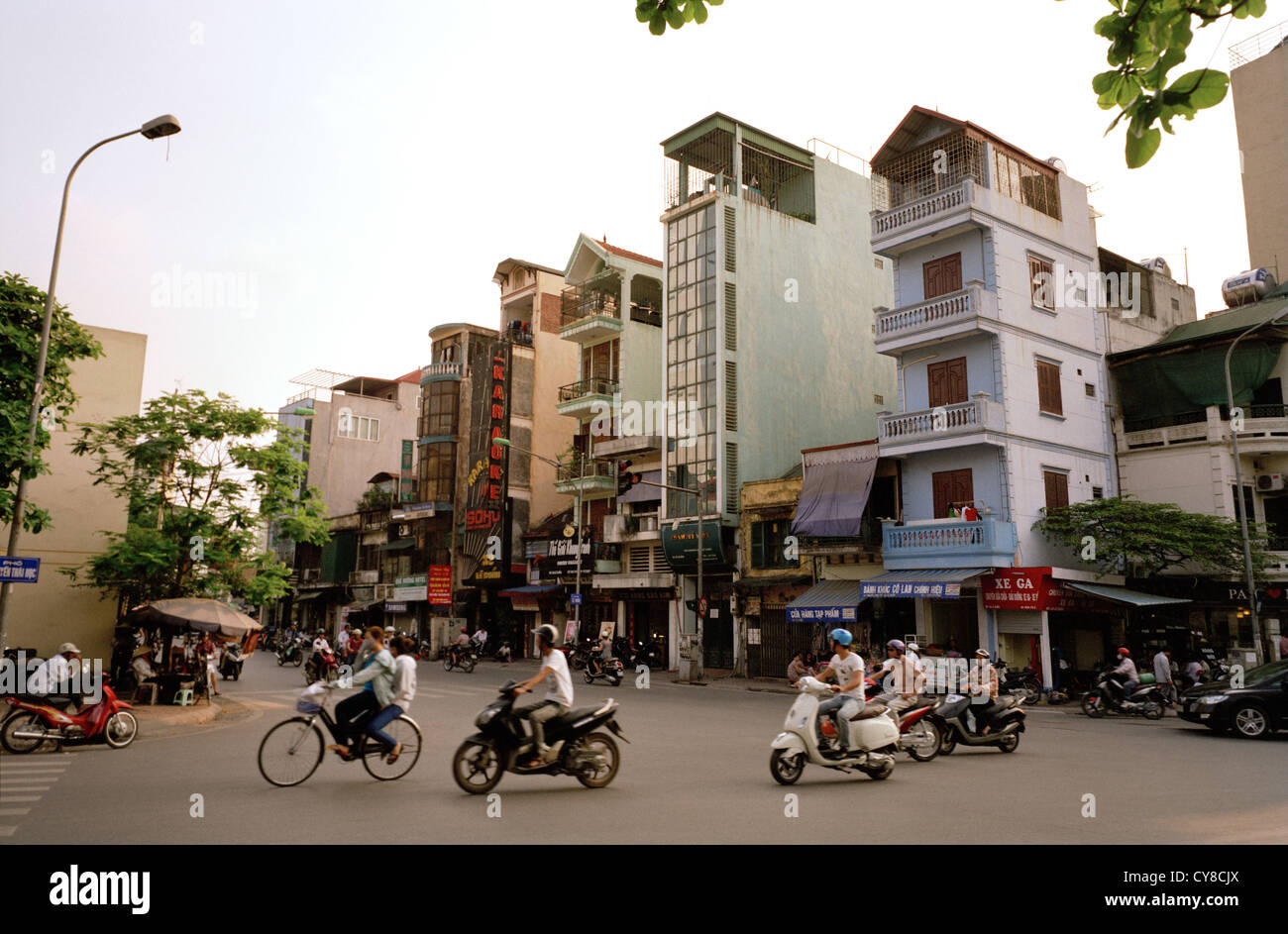 Städtischer Verkehr und das Leben auf der Straße in Hanoi in Vietnam in Fernost Südostasien. Stadt Städte Straße Szene Leute Scooter Vespa Verkehrsmittel Stockfoto