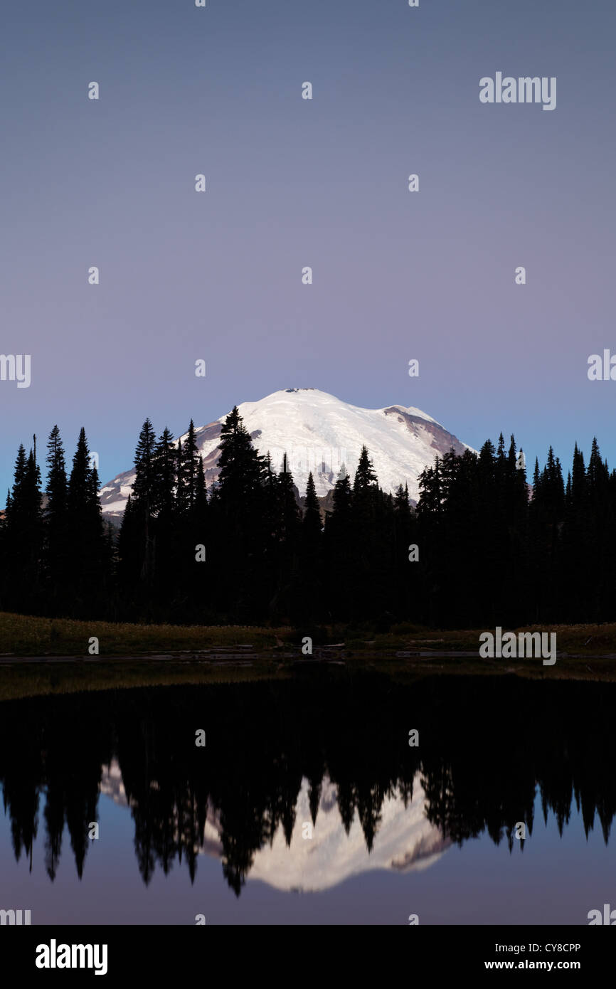 Mount Rainier widerspiegelt im Tipsoo See, auf einem ruhigen Dawn, Mount-Rainier-Nationalpark, Washington, USA Stockfoto