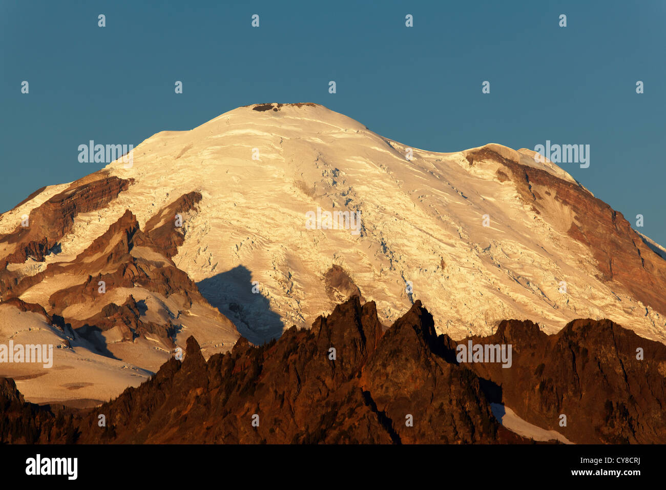 Mount Rainier bei Sonnenaufgang vom in der Nähe von Tipsoo Lake, Mount-Rainier-Nationalpark, Washington, USA Stockfoto