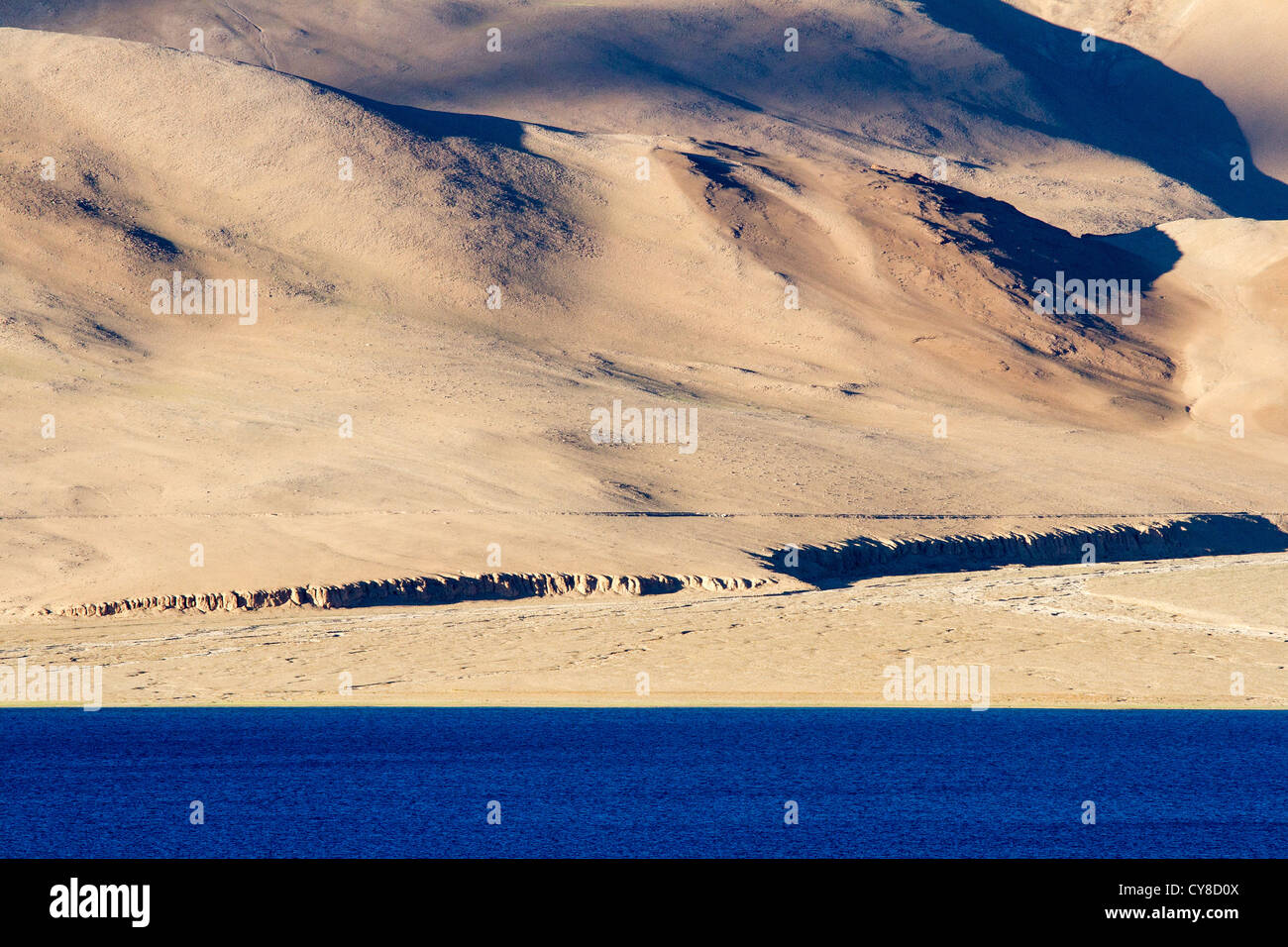 Tso Moriri Bergsee mit fantastischen Bergwelt Hintergrund und Spiegelungen im See (Nordindien) Stockfoto