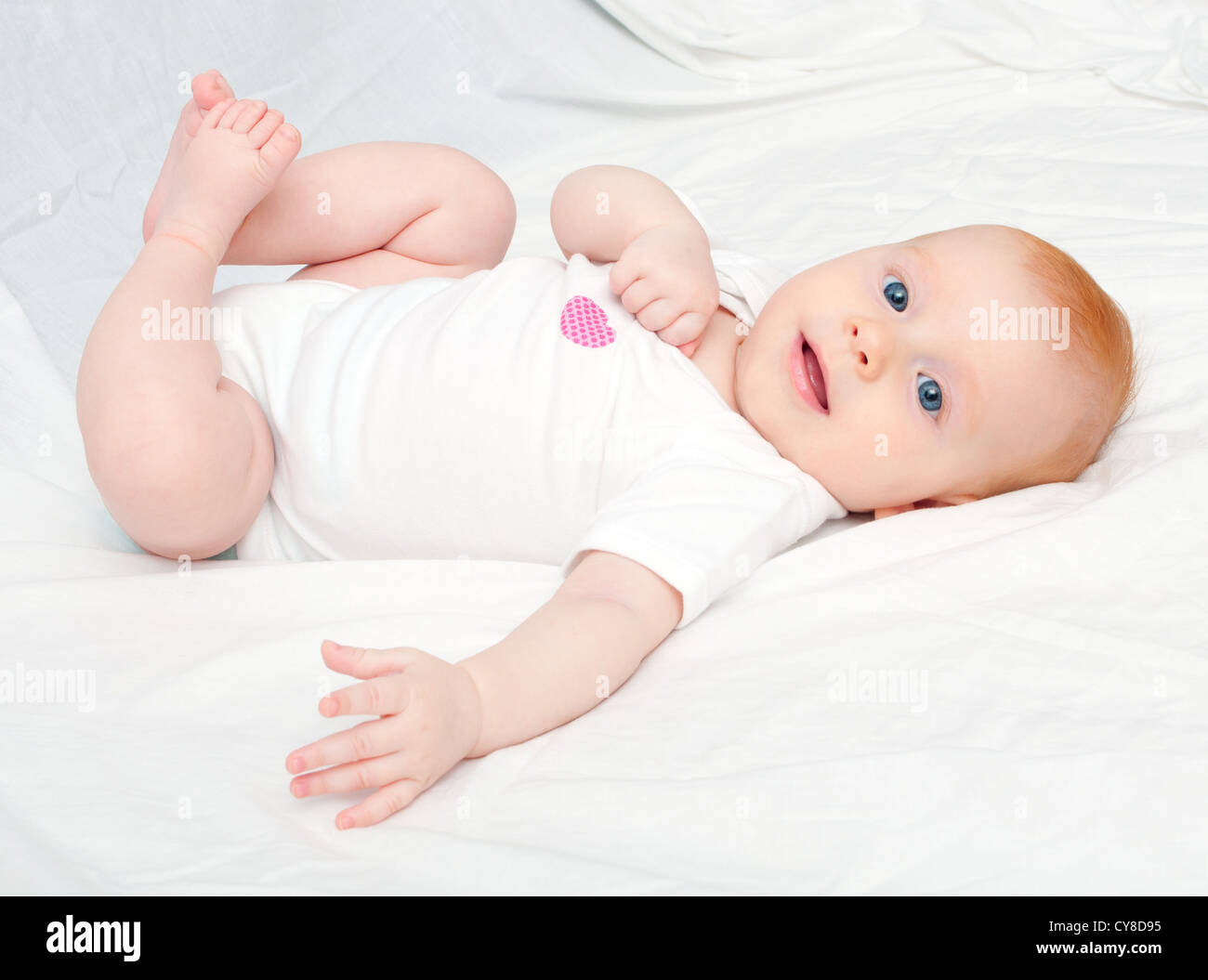 Cute Baby Girl auf Rücken auf weißem Hintergrund Stockfoto