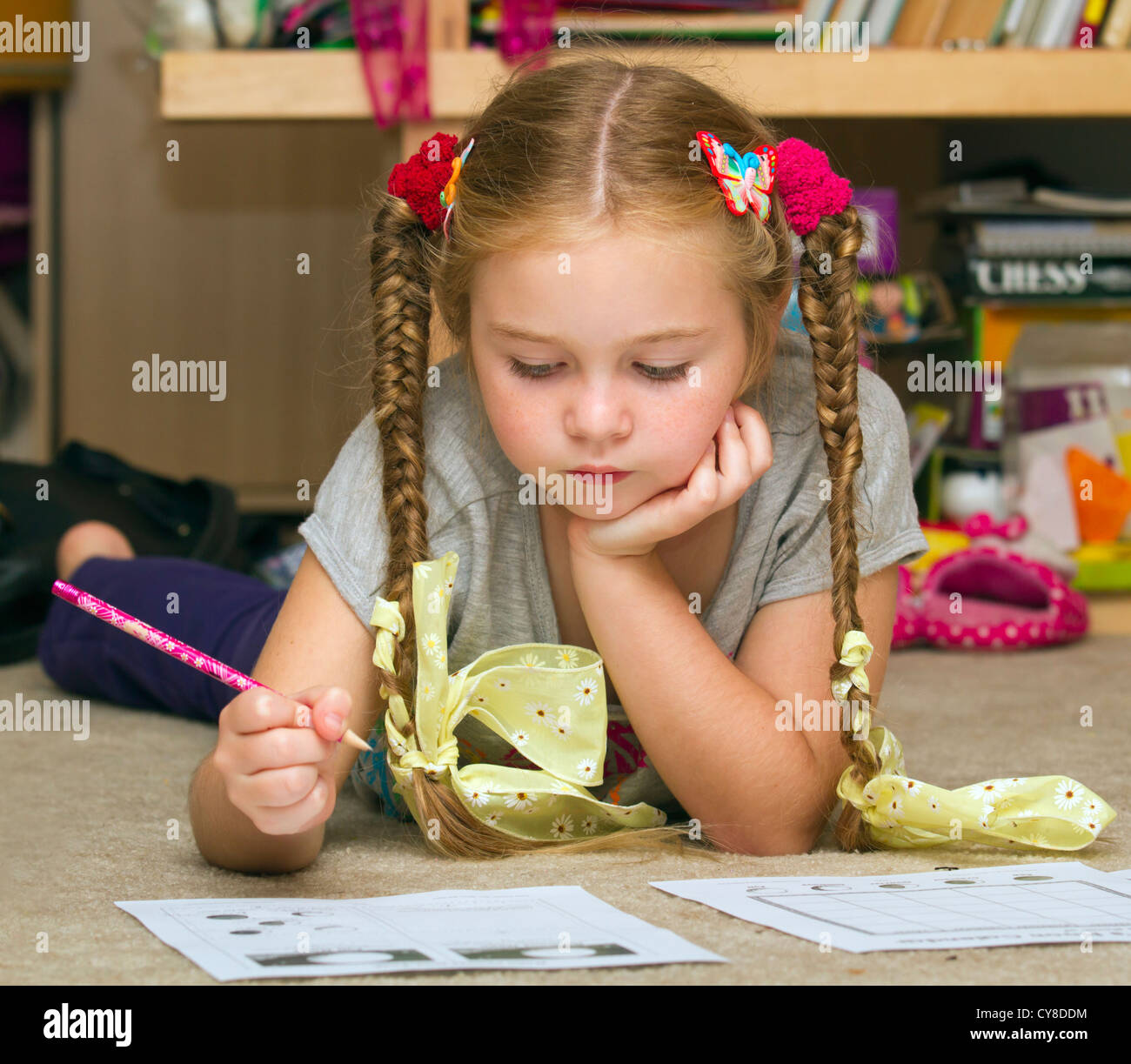 Ein 7 Jahre altes Mädchen (2 Grad) Hausaufgaben. Stockfoto