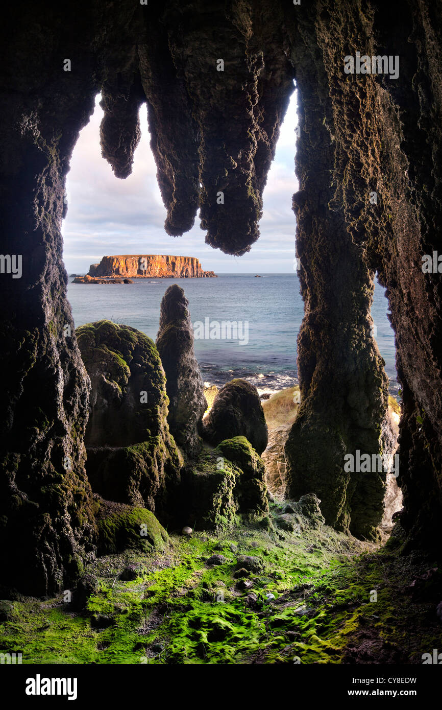 Larrybane Tropfsteinhöhle, Küste von Antrim. Nordirland. Stockfoto