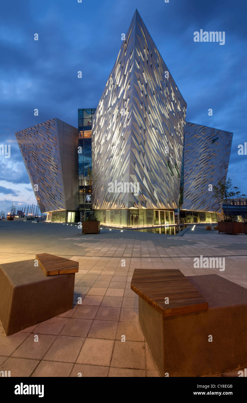 Nacht Schuss des Besucherzentrums Titanic Belfast, Nordirland. Stockfoto