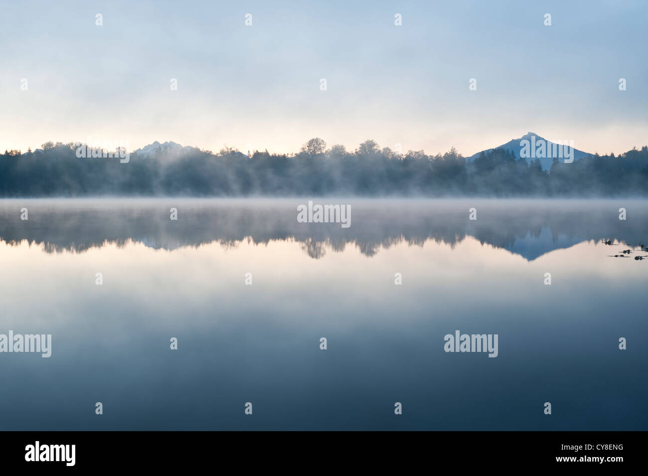 Sonnenaufgang im Nebel See Cassidy mit Mount Pilchuck Reflexionen Stockfoto