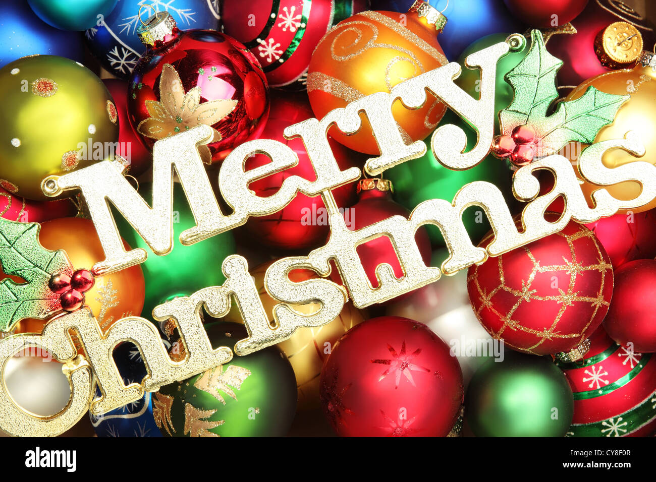 Bunte Weihnachtskugeln und Frohe Weihnachten. Stockfoto