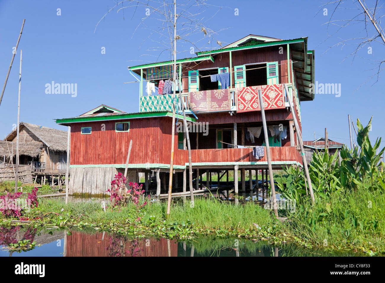Myanmar, Burma. Häuser auf Stelzen, Inle Lake Village, Shan-Staat. Stockfoto