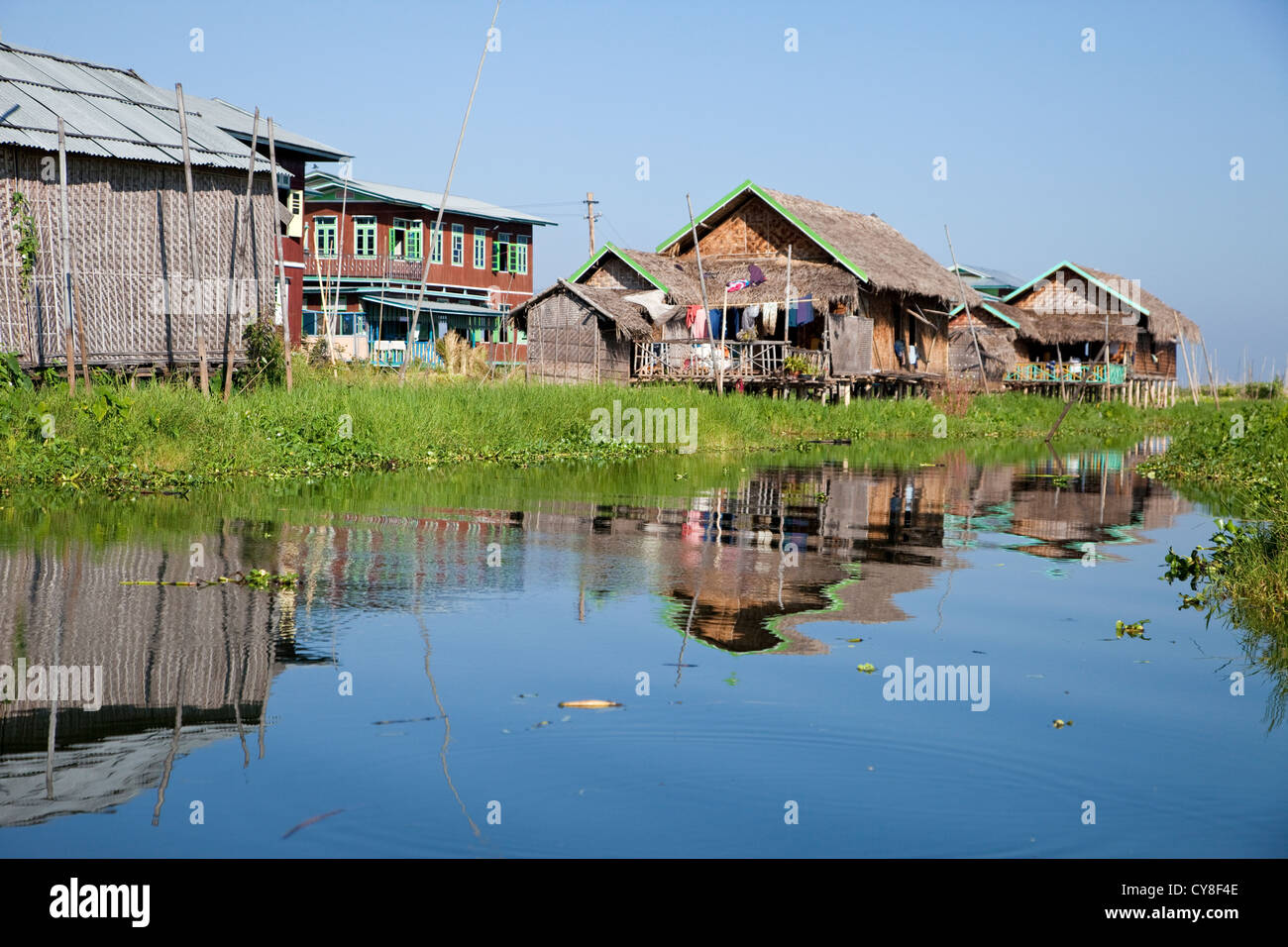 Myanmar, Burma. Häuser auf Stelzen, Inle Lake Village, Shan-Staat. Stockfoto