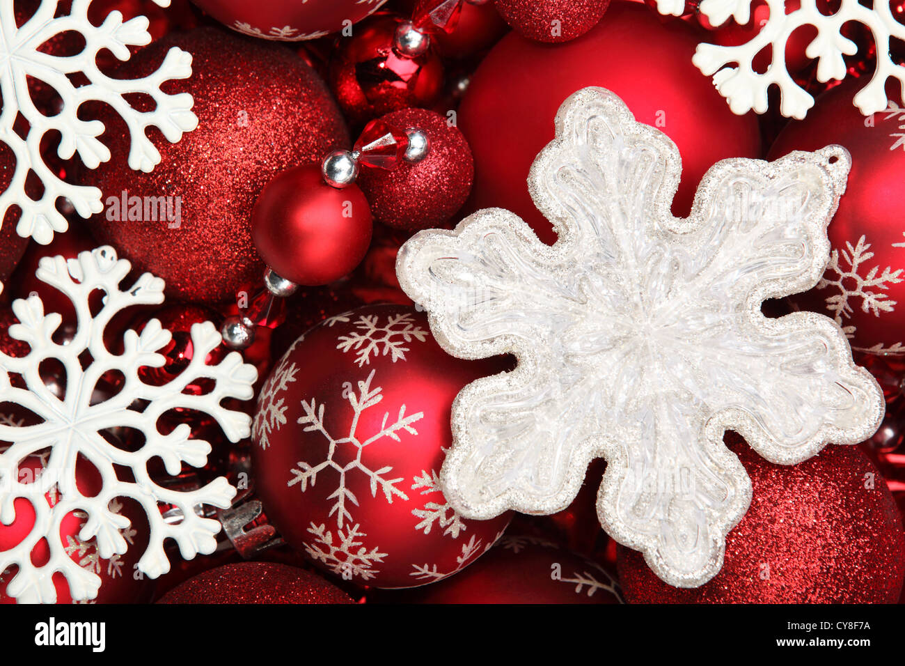 Schneeflocke und roten Weihnachtskugeln Stockfoto