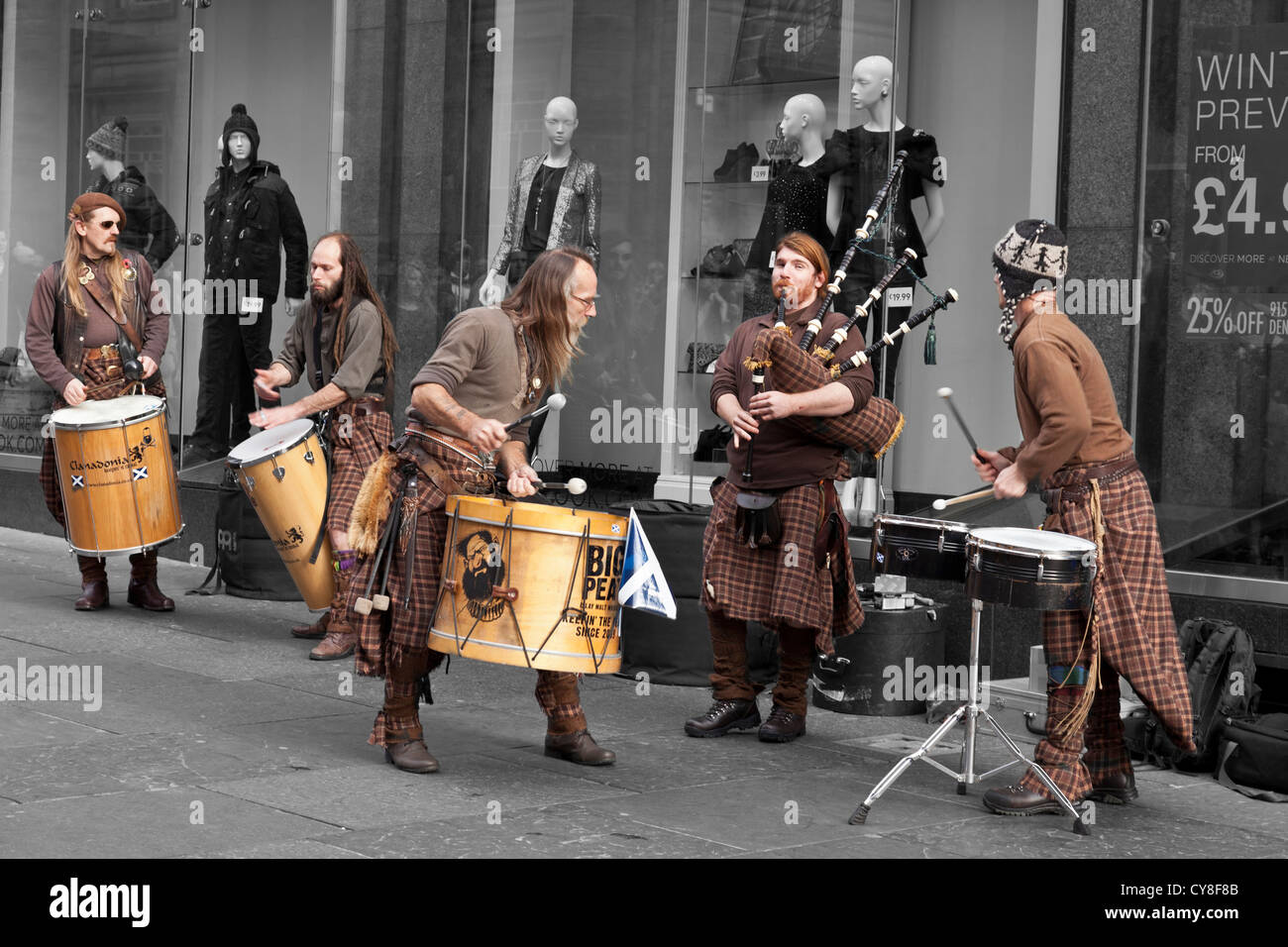 Clanadonia, eine aktualisierte schottische traditionelle Band Straßenmusik in Buchanan Street, Glasgow. TU-Bardh Wilson ist Zentrum. Stockfoto