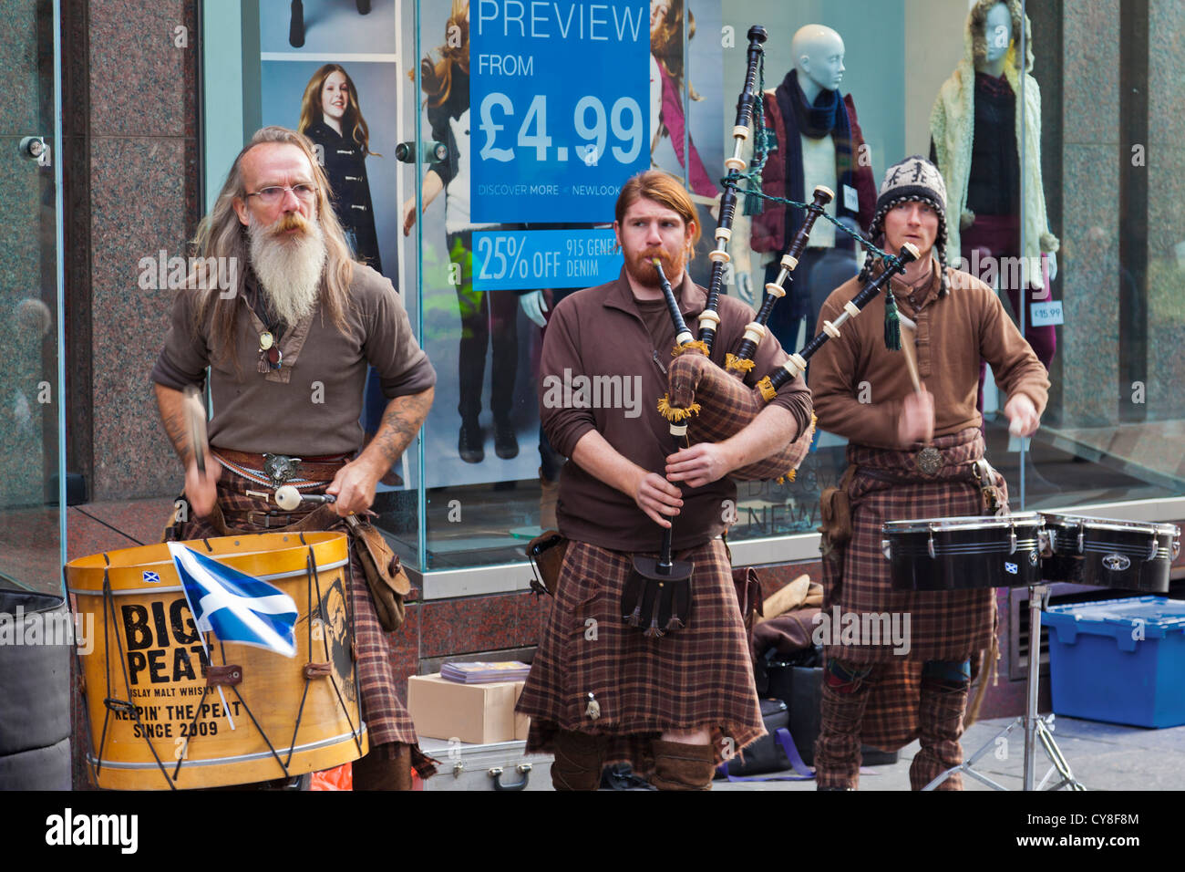 Drei Mitglieder des Clanadonia, eine aktualisierte schottische traditionelle Band Straßenmusik in Buchanan Street, Glasgow. TU-Bardh Wilson bleibt. Stockfoto