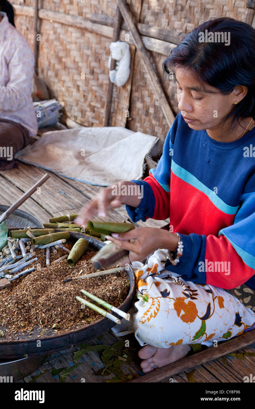 Myanmar, Burma. Burmesische Frau Intha ethnische Gruppe, die Cheroots, Inle-See, Shan-Staat. Stockfoto