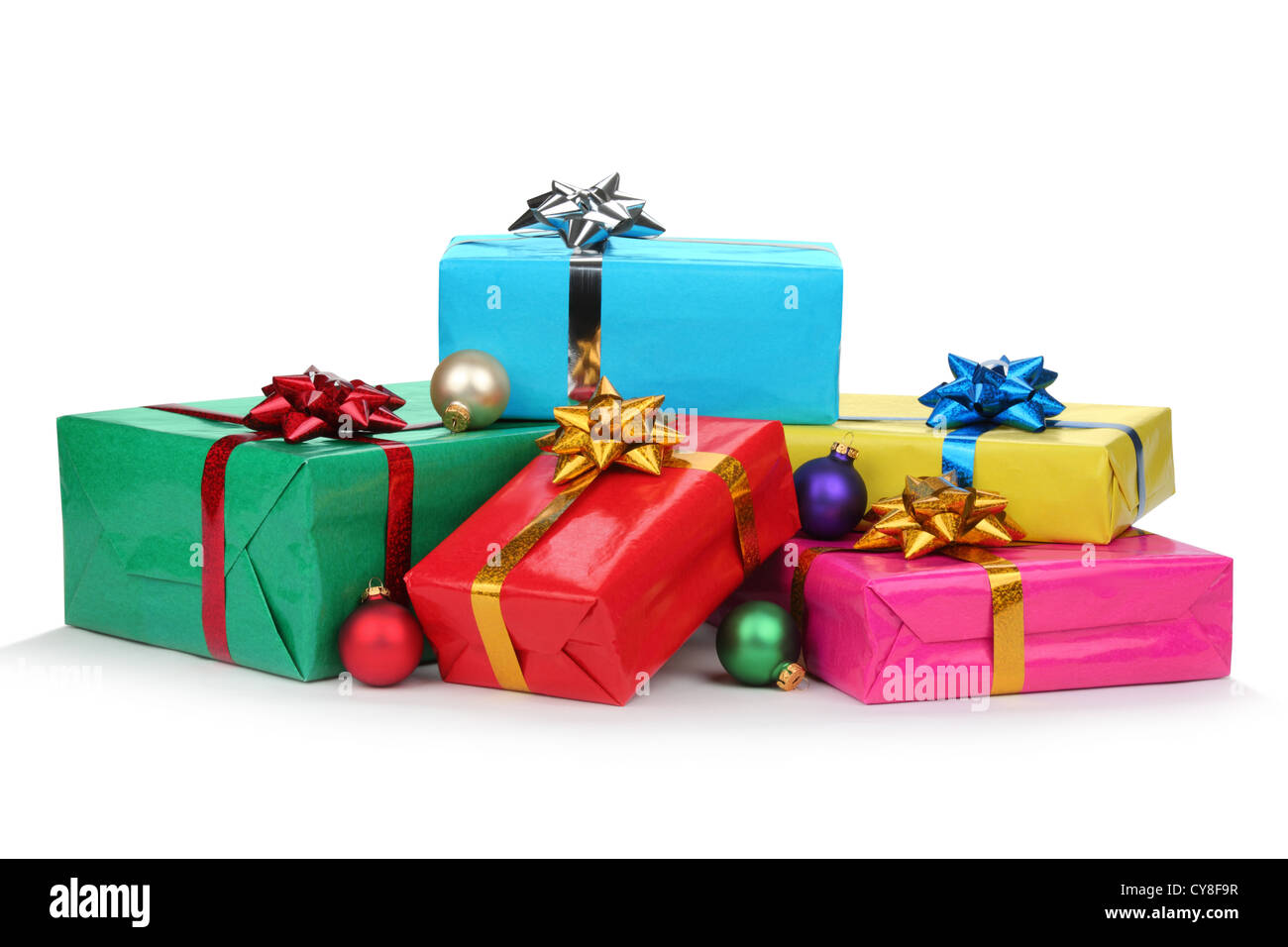 Geschenkboxen und Weihnachten Kugeln, Isolated on White. Stockfoto