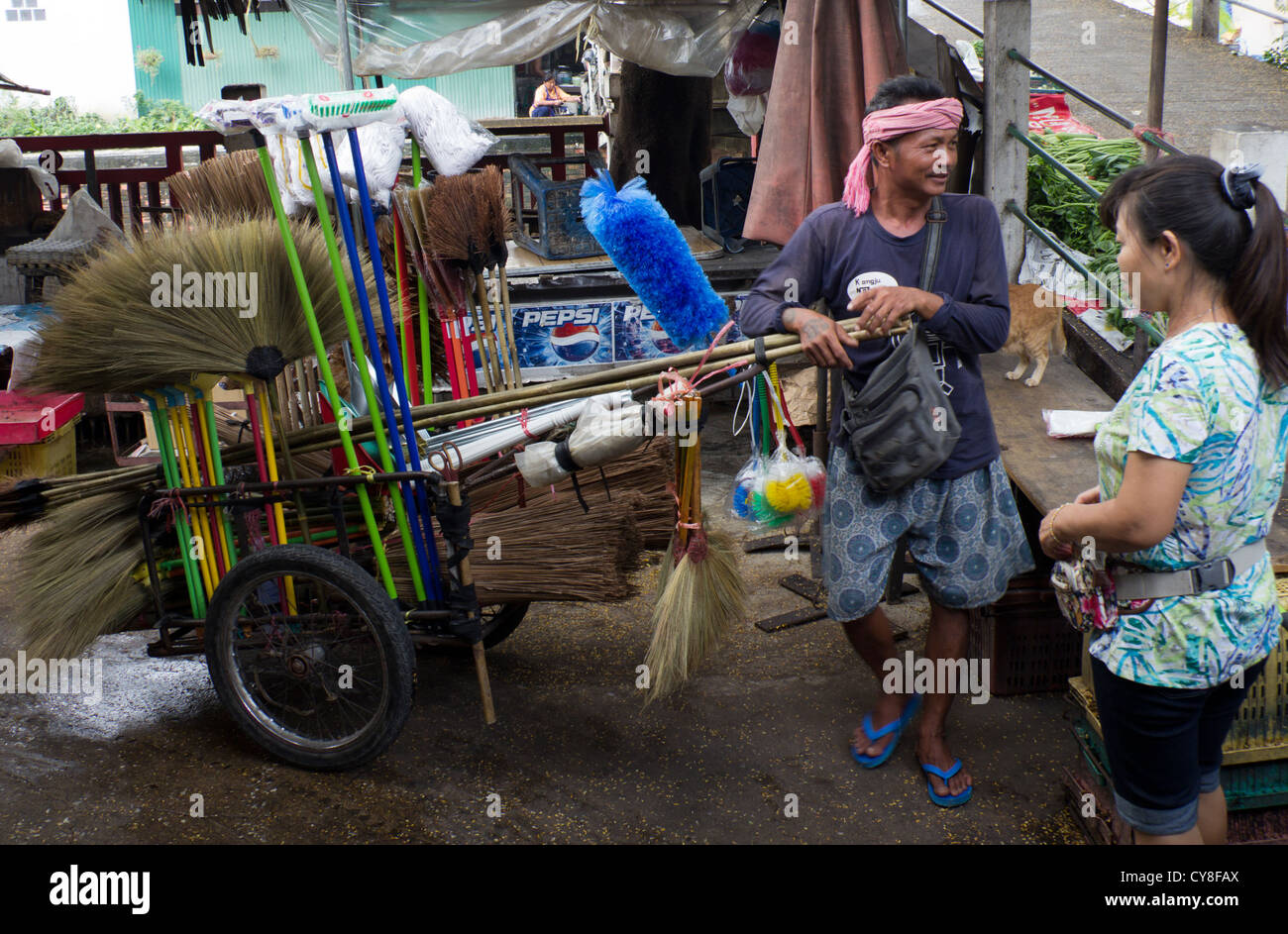 Straßenhändler verkaufen Besen und Bürsten, Bangkok Stockfoto