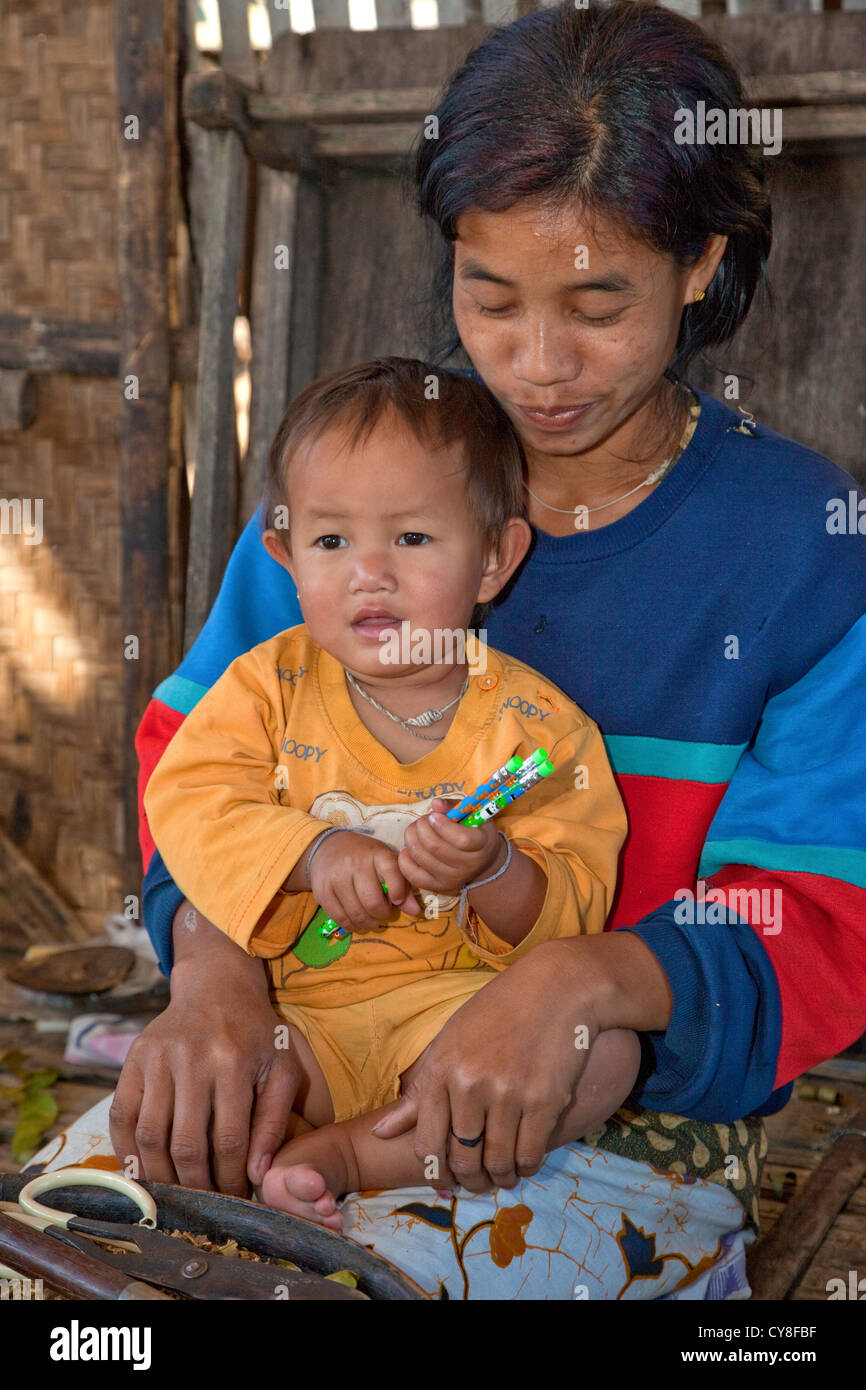 Myanmar, Burma. Burmesische Frau Intha ethnische Gruppe und ihr Sohn, Inle-See, Shan-Staat. Stockfoto