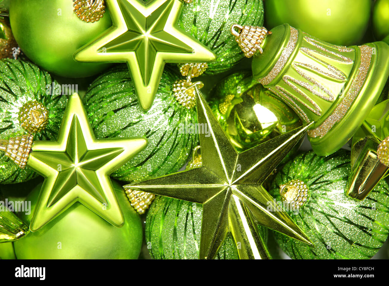 Christbaumkugeln und Sternen, Nahaufnahme. Stockfoto