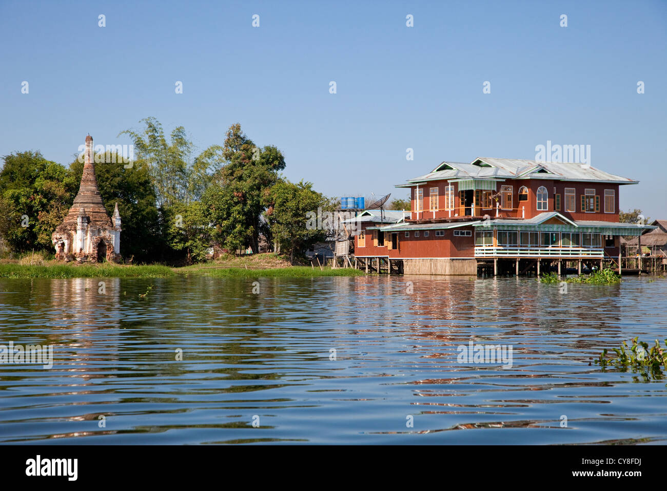 Myanmar, Burma. Alten Stupa und Haus im Dorf auf Stelzen, Inle-See, Shan-Staat. Stockfoto