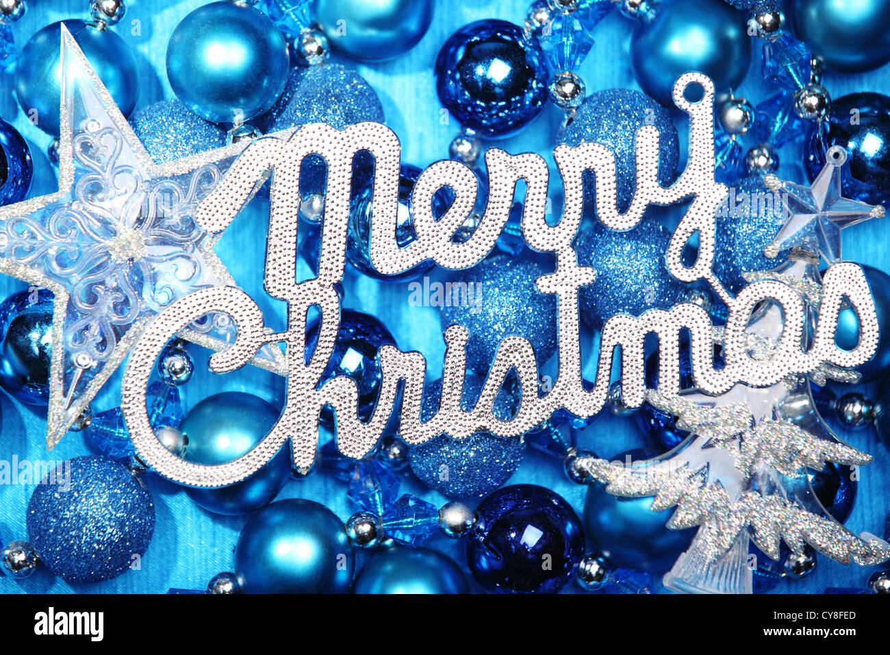 Blaue Weihnachtskugeln und Frohe Weihnachten. Stockfoto