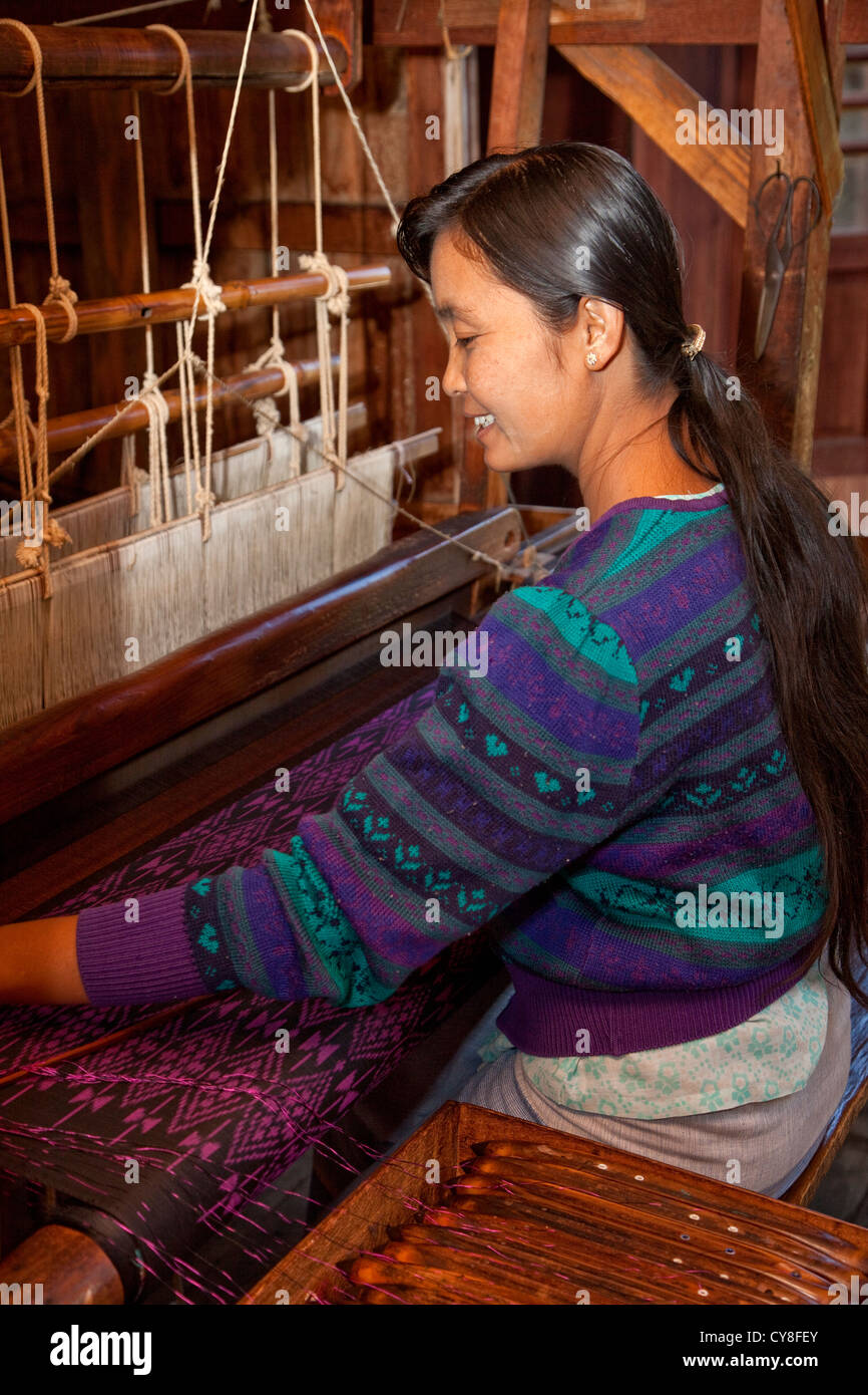 Myanmar, Burma. Frau am Webstuhl, Inle-See, Shan-Staat arbeiten. Stockfoto