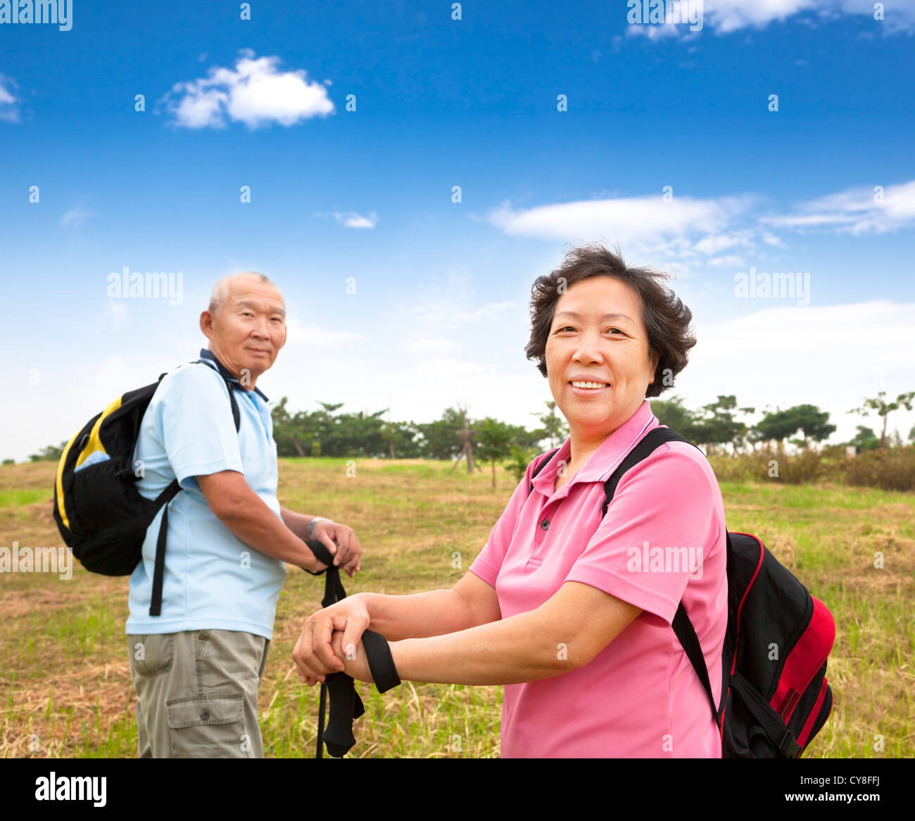 asiatische älteres Paar in Landschaft wandern Stockfoto