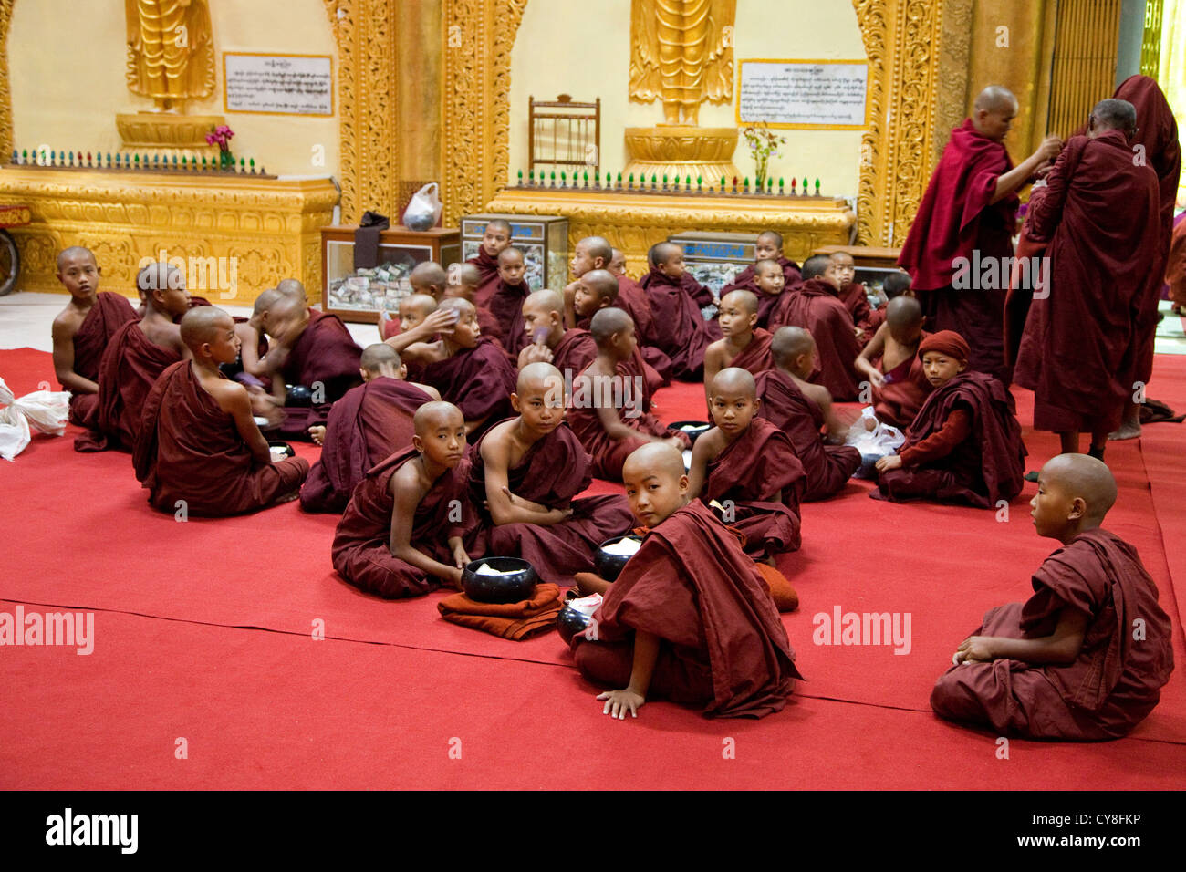 Myanmar, Burma. Junge Mönche warten Zeremonie zu beginnen, Alodaw Pauk Pagode, Nampan Dorf, Inle-See, staatliche Shan. Stockfoto