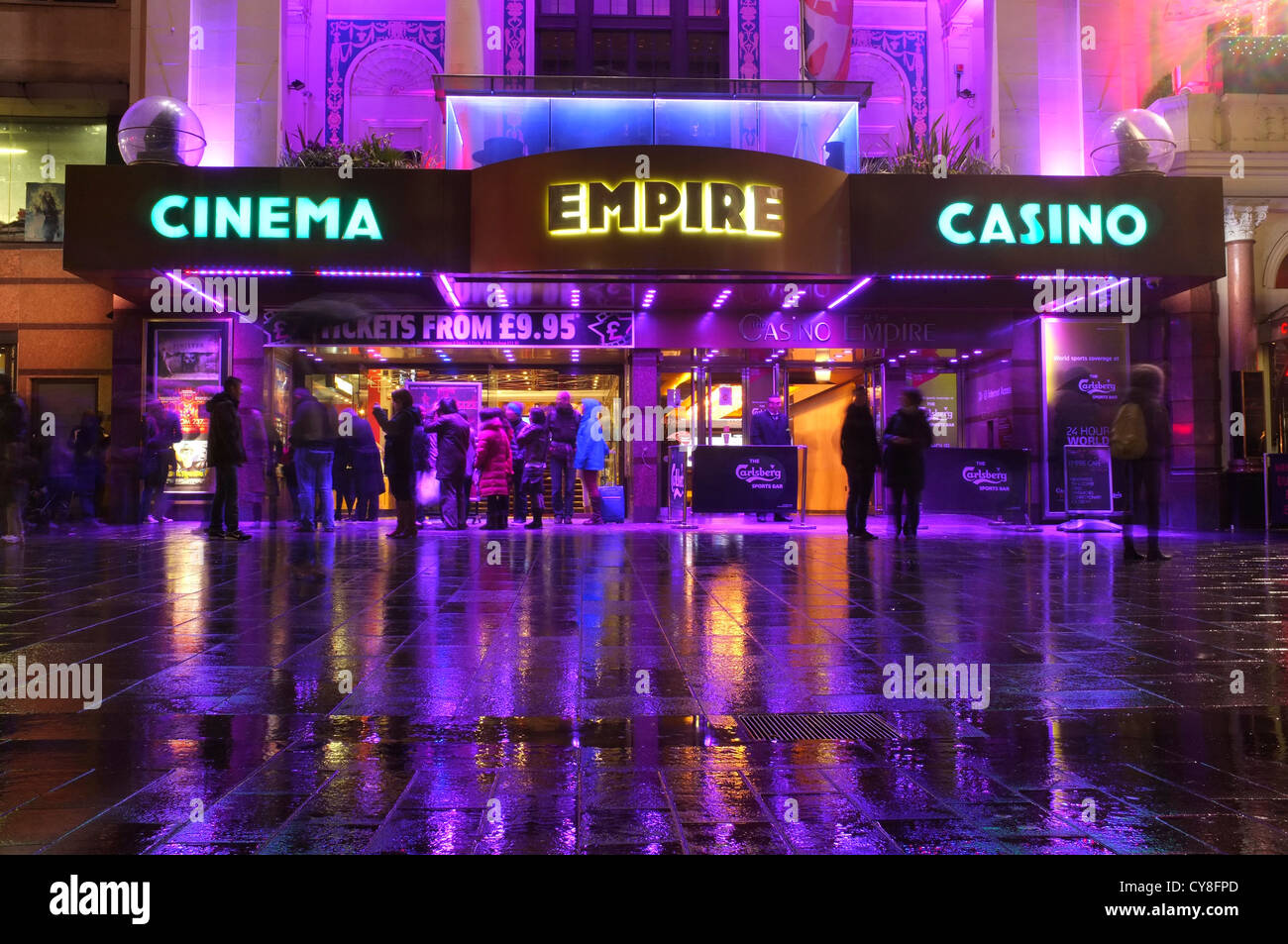 Empire Cinema Casino mit Menschen versammelten sich vor am Leicester Square in London Stockfoto